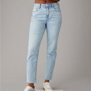 AE Mom Jeans Strigid light wash